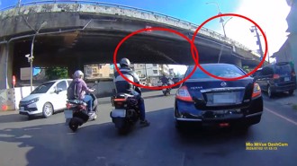 轿车右转硬切遭按喇叭　竟用「雨刷水」喷溼机车骑士