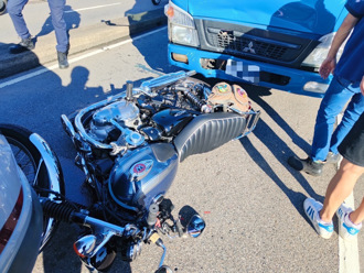 貨車司機開車「看手機」釀追撞　重機騎士險變夾心餅乾