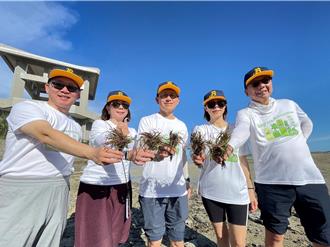 中信金董事前進澎湖港子社區 投入海草床復育行動