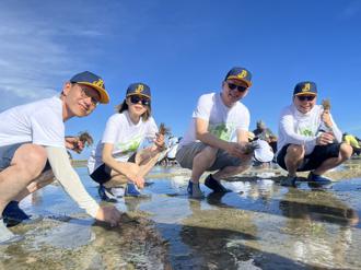 力挺海洋生態保育  中信金董事親自下海復育海草床