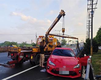 红色「86」逆向自撞 护栏断裂！驾驶颈椎断裂身亡