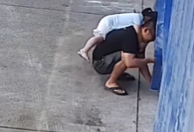 大陆有父亲在收店时，女儿从后方来个「爱得抱抱」，岂料，两人便重摔倒地。（图／翻摄自微博）