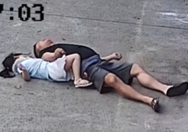 大陆有父亲在收店时，女儿从后方来个「爱得抱抱」，岂料，两人便重摔倒地。（图／翻摄自微博）