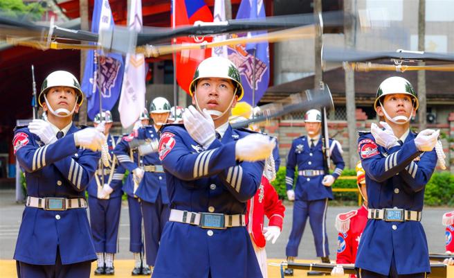  庄敬仪队今年新增「2人枪托拱门」、「4人鱼跃传枪」及「6人枪托对抛」等高难度动作，矢志夺冠。（记者杨乔琳摄）