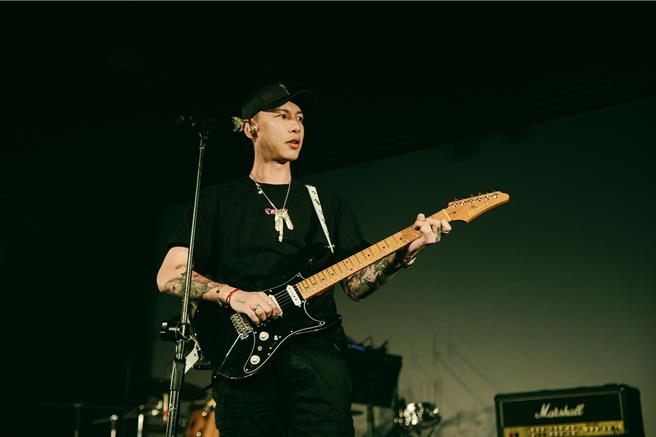 小春Kenzy日前举办「漂丿𨑨迌狼」演唱会台北站。（本色音乐提供）