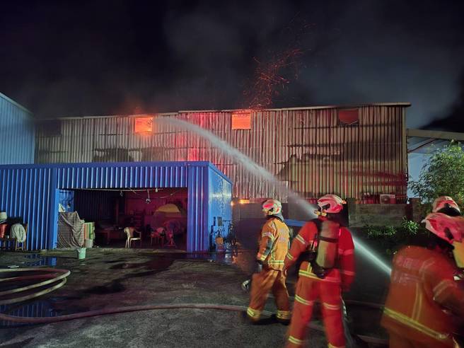 桃园大园仓储暗夜大火。（桃园消防局提供）