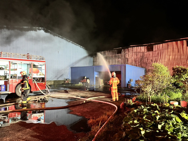 桃园大园仓储暗夜大火。（桃园消防局提供）