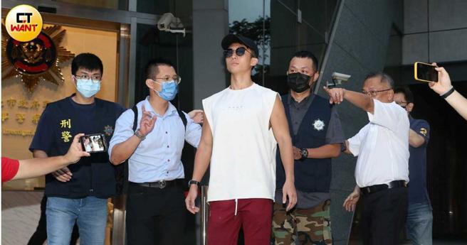 藝人狄鶯之子孫安佐先前與經紀人拿著火槍現身信義區，遭警方依槍砲彈藥刀械管制條例移送。（圖／記者趙世勳攝）