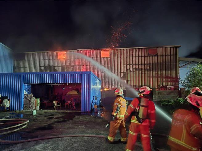 桃园大园铁皮厂房火警，1人失联持续搜索中。(消防局提供／吕筱蝉桃园传真)