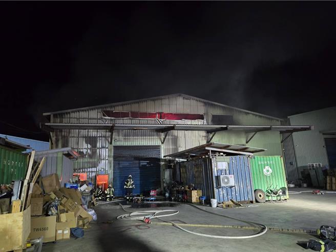 桃园大园铁皮厂房火警，1人失联持续搜索中。(消防局提供／吕筱蝉桃园传真)