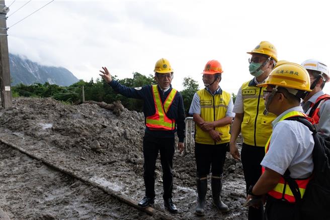 交通部长李孟谚2日赴花莲勘查土石流影响台铁灾况。（交通部提供／蔡明亘台北传真）