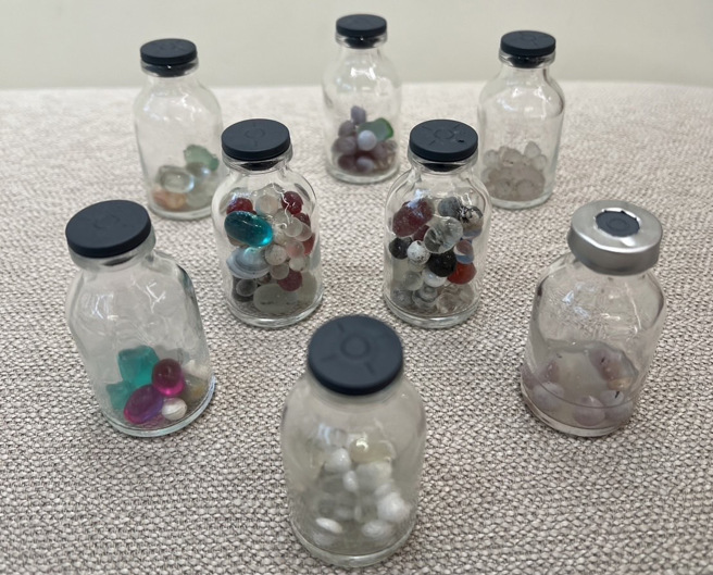 医师分享入珠种类很多，从圆圆的硅胶株、长形珠等都有。（图／陈昭安医师提供）