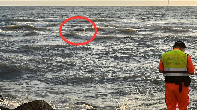 苗栗黄姓男子到后龙镇水尾沙滩看海，不料车子受困后人失踪，海巡等单位在岸际搜救。（读者提供／谢明俊苗栗传真）