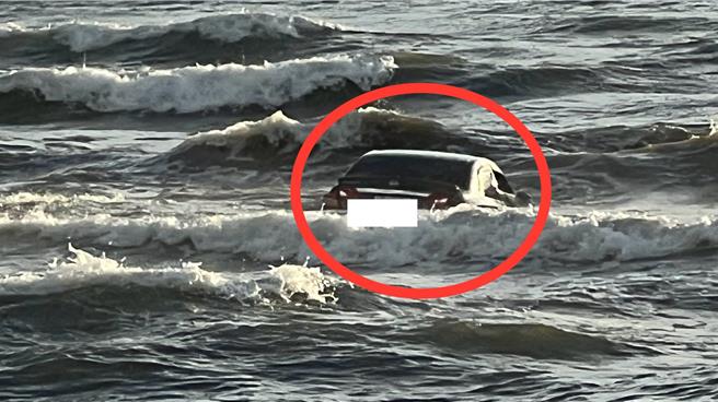 苗栗市黄姓男子赴后龙镇水尾沙滩看海，车子受困黄某落海失踪，黄某轿车在海水中载浮载沈。（读者提供／谢明俊苗栗传真）