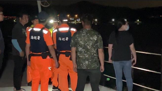 海巡等单位漏夜在岸际搜救，家属赶到现场关心进度。（读者提供／谢明俊苗栗传真）