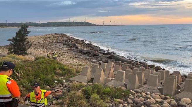 海巡等单位持续在岸际搜救。（读者提供／谢明俊苗栗传真）