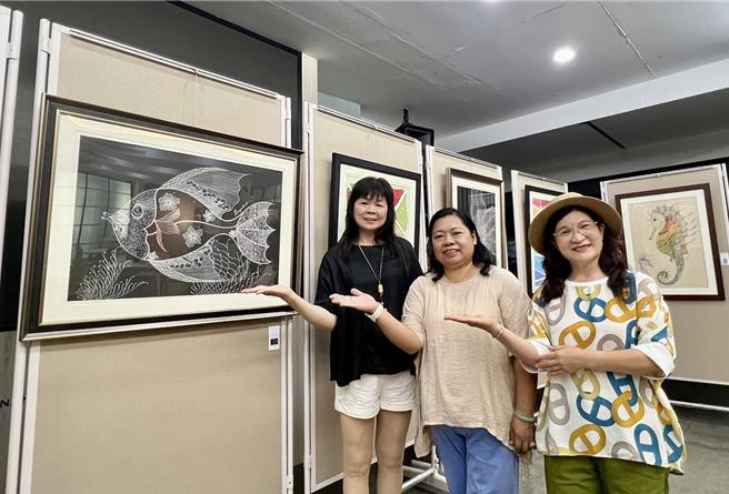 台南市新营区民治市政中心一楼展览大厅7月请来知名禅绕画画家林玉雪（中）和她的学生展出30件作品。（台南市政府秘书处提供／张毓翎台南传真）