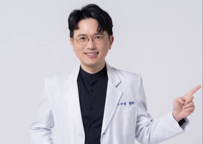 江坤俊2个多礼拜前才在脸书贴出爱妻的毕业照放闪，没想到今天却爆出与护理师不伦。（翻摄江坤俊脸书）