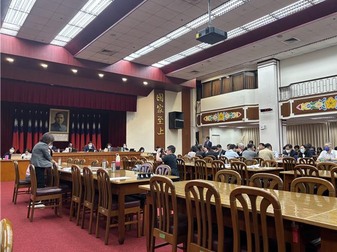 立法院财委会讨论保险业资金投入公建(图／吴静君)