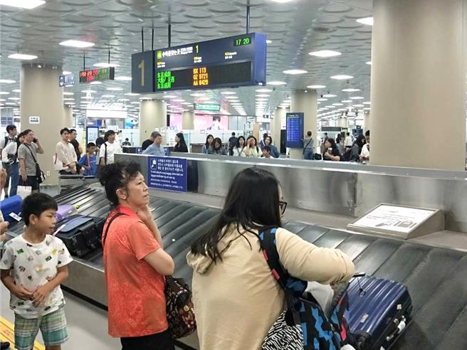 暑假期間是出國旺季，可能會購買藥粧品回台使用，或是當成伴手禮，須注意相關規定，以免受罰。（王家瑜攝）