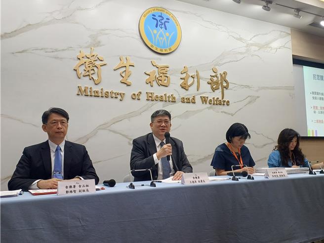 衛福部食藥署自今年7月起針對化粧品採單一管理，過去從國外帶回防曬劑、染髮劑、止汗劑等有數量限制，現在全取消，但僅限自用，不得販售或轉供他用，否則可處1萬到100萬以下罰鍰。（王家瑜攝）