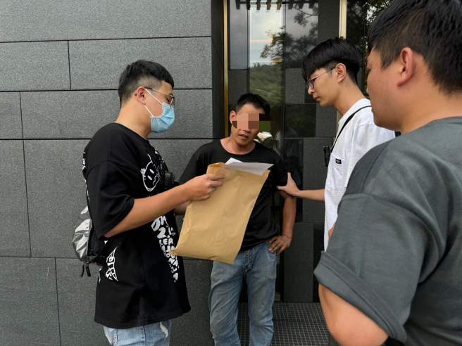 竹聯幫陳姓幫派份子被警方逮捕。（圖 / 劉詠韻翻攝）