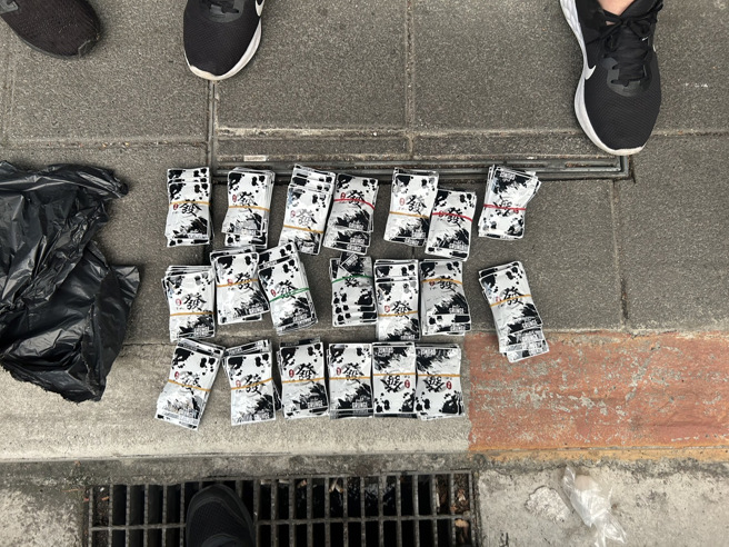 新北市永和警方上月26日拘提賴姓犯嫌，現場查獲毒品咖啡包200包。（圖 / 劉詠韻翻攝）