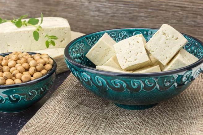 很多人认为百页豆腐是「豆制品」，但小儿科主治医师陈如莹表示，它其实算是加工食品，热量为豆腐的2倍多。（示意图：shutterstock／达志）

