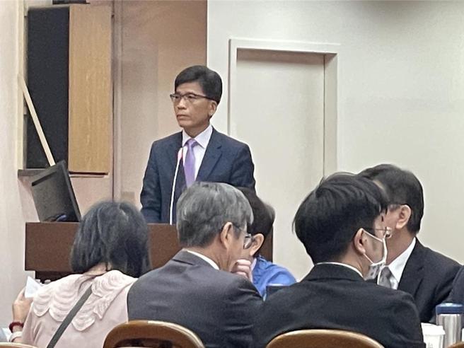 金管会主委彭金隆3日于财委会中透露，目前距2026年接轨还有一年半，将会再检视一次，会祭出第四阶段在地化、过渡措施。图／魏乔怡