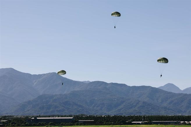  陆军特战指挥部特3营昨日于屏东潮州空降场实施「大队教练武装带包空跳暨现地战术演练」。（记者袁铭骏摄）