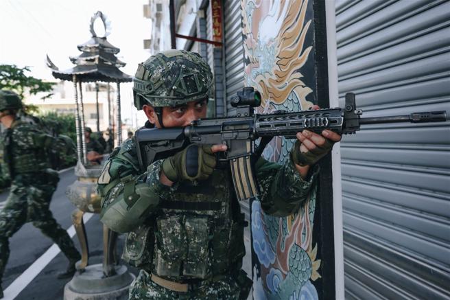  陆军特战指挥部特3营昨日于屏东潮州空降场实施「大队教练武装带包空跳暨现地战术演练」。（记者袁铭骏摄）