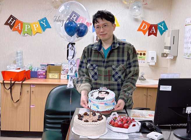 江坤俊在醫院人緣極佳，今年2月生日一口氣收到3個蛋糕。（翻攝江坤俊臉書）