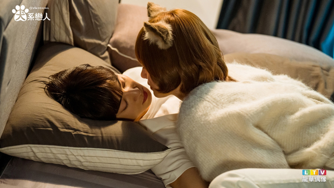 车银优饰演数学老师的斯文打扮也与漫画中的原着如出一辙。（图／龙华电视提供）