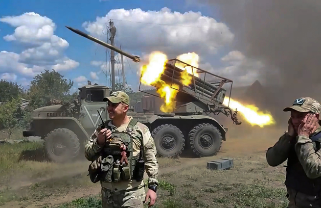 俄军以BM-21「冰雹（Grad）」多管火箭攻击乌克兰的画面。（美联社/俄罗斯国防部）