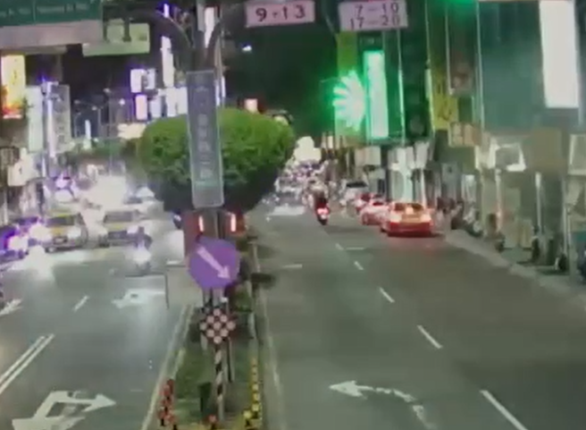 三重街头骑士遭扔鞭炮险炸伤，警锁定嫌疑车辆追缉。(张铠乙翻摄)