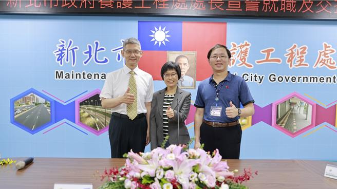 工务局长祝惠美（中）期勉新工处新任处长简必琦（左）、养工处新任处长郑立辉擦亮工务局大家庭招牌。（新北市工务局提供）