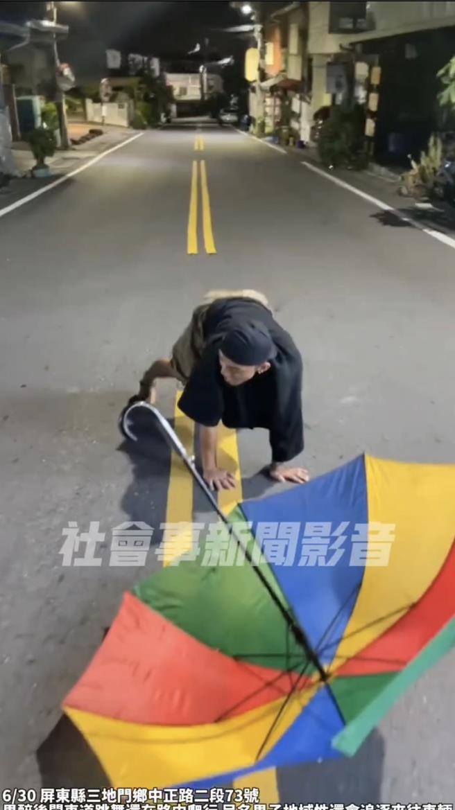 近日有段網傳影片，直見一年輕男子疑似酒後失態，不僅在道路上跳舞、追逐，還一路跳進洗衣店、把自己的上半身塞進洗衣機裡。（翻攝社會事新聞影音／謝佳潾屏東傳真）