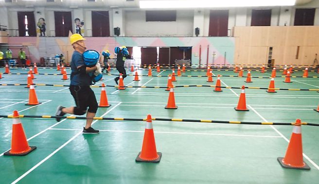 立委建議台鐵公司提高平均薪資與相關福利待遇。圖為台鐵公司今年初首度招募新進從業人員，報名考生扛沙包折返跑爭取好成績。（台鐵公司提供）