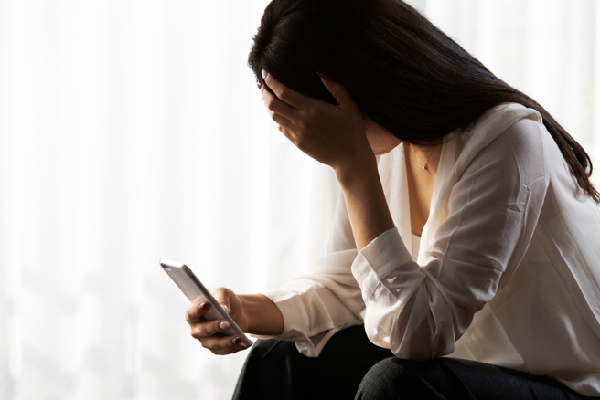 国外一名人妻打开丈夫手机的「计算机APP」，发现竟是一个秘密相簿，里面藏有他和女同事外遇的证据。（示意图：Shutterstock／达志）