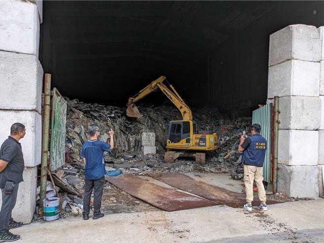 43歲邱姓和45歲鄧姓男子假再利用之名，棄置近4000噸廢棄物在租用的土地上，獲利近億遭訴。(翻攝照片／蔡依珍桃園傳真)