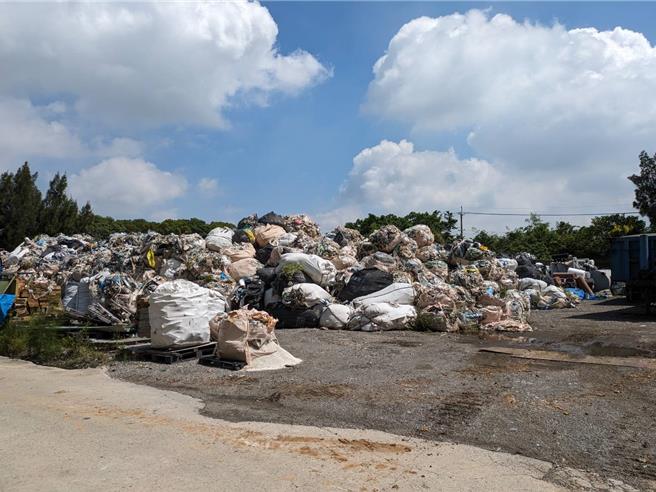 43歲邱姓和45歲鄧姓男子假再利用之名，棄置近4000噸廢棄物在租用的土地上，獲利近億遭訴。(翻攝照片／蔡依珍桃園傳真)