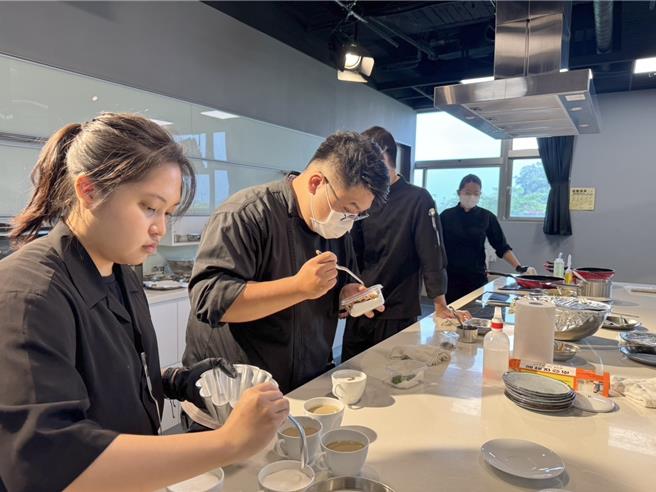 高雄义守大学为了磨练学生的厨艺，推出COOKING STUDIO营运课程，让学生运用所学营运餐厅。（义守大学提供／林瑞益高雄传真）
