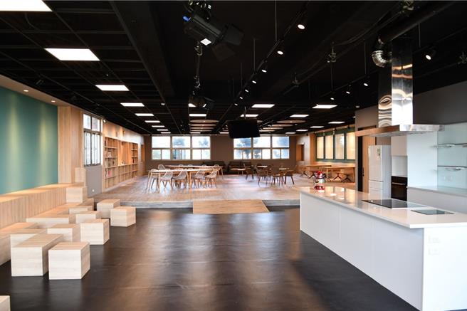 高雄义守大学为了磨练学生的厨艺，推出COOKING STUDIO营运课程，让学生运用所学营运餐厅，图为宽敞的实习场域。（义守大学提供／林瑞益高雄传真）