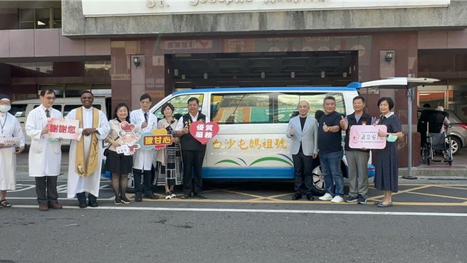 苗栗白沙屯拱天宮主委洪文華（左七）1日代表捐贈醫療巡迴車給虎尾若瑟醫院，院長李聰明（左五）代表受贈，促成聖母幫助聖母的佳話。（周麗蘭攝）