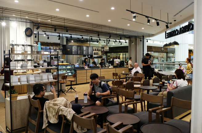 一名网友观察到，最近去路易莎和摩斯都有很多老人在聚会，聊天声音非常大，话题引发网友共鸣。（图：shutterstock／达志）