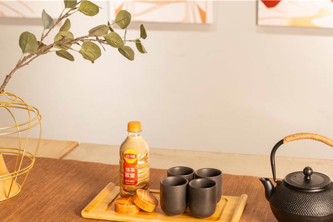 立頓「焙茶歐蕾」已在全台各大超商、超市、量販等通路販售，建議售價35元。（立頓提供／朱世凱台北傳真）