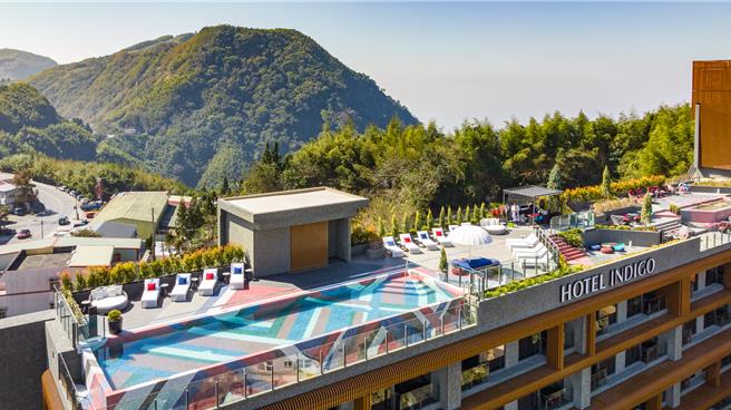 阿里山英迪格位于国家风景区内，在酒店顶楼的无边际戏水池中，可看见阿里山日出景色，夜间还可观星。（阿里山英迪格酒店提供）