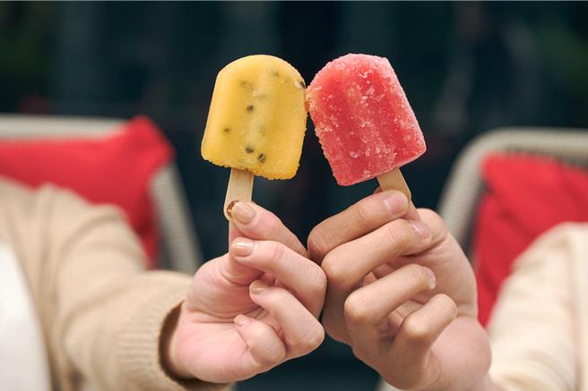 暑假限定的「Kids’Happy Hour」，儿童可在顶楼享用免费的水果冰棒、特色点心与饮料。（阿里山英迪格酒店提供）
