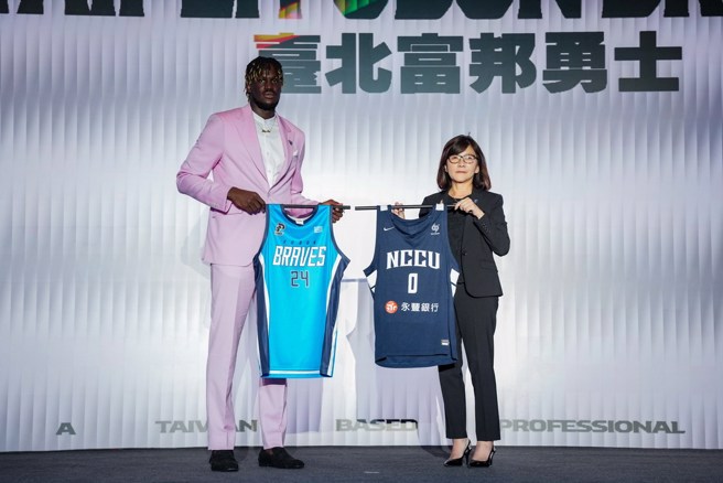 8名被拒绝参加选秀会的外籍生们仍如期参加3日在台艺大举行的联合体测会，前排左一为马克斯、中为莫巴耶。（毛琬婷摄）