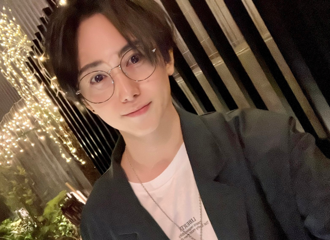 日本男星高木聪一朗涉嫌带15岁少女房间，遭到当地警方逮捕。（图／翻摄自高木聪一朗推特）